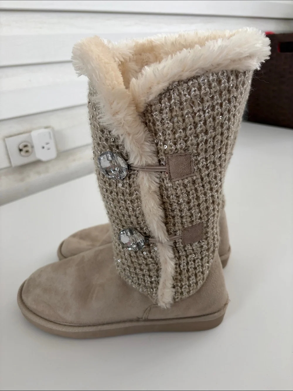 Women’s Taupe Knit Sequin Faux Fur Winter Boots Size 7